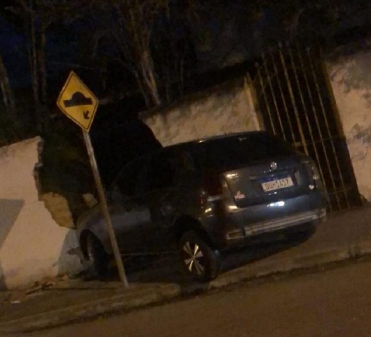 Motorista perde o controle da direção e colide carro em muro de residência no Andaiá em S. A. de Jesus