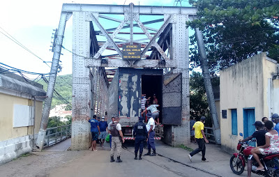 Cachoeira: Caminhão fica preso nas ferragens da Ponte Dom Pedro II