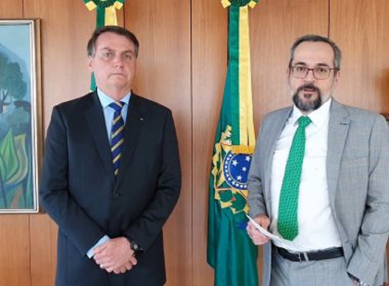 Em vídeo com Bolsonaro, Weintraub anuncia saída do Ministério da Educação