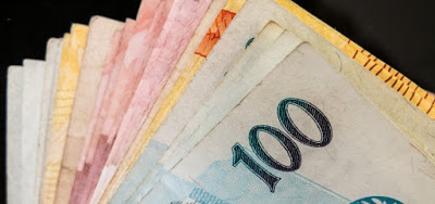 Governo revê estimativa de inflação, e salário mínimo em 2022 pode subir para R$ 1.200