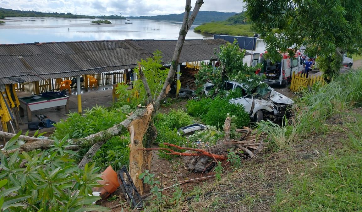 Condutor perde controle e carro atinge bar na BA-001, próximo à Ponte do Funil