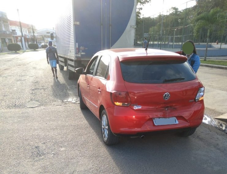Cruz das Almas: colisão entre caminhão e carro de passeio é registrada na Av. Getúlio Vargas