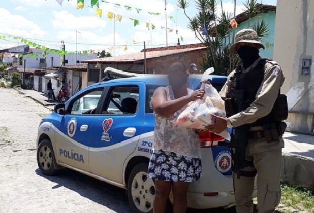 Policiais da 27ª CIPM entregam cestas básicas a famílias carentes de Cruz das Almas e Muritiba