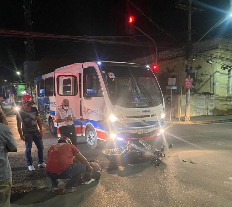 Cruz das Almas: colisão entre moto e micro-ônibus deixa uma pessoa ferida