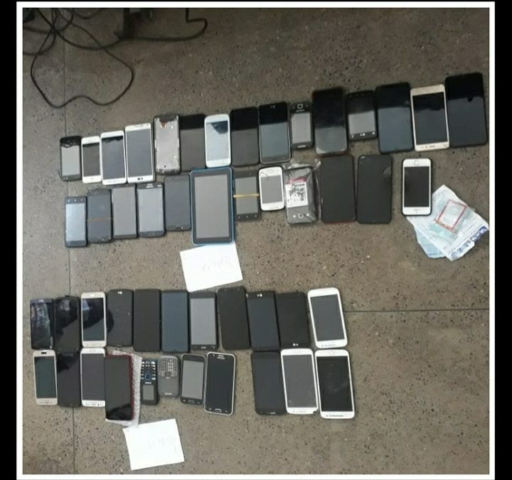 SAJ: Cerca de 50 celulares roubados são apreendidos em boxe na feira livre; dois homens são presos durante operação