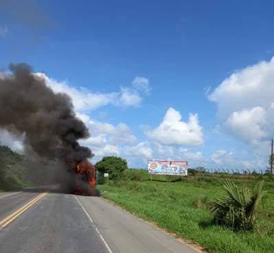 Ônibus com passageiros pega fogo na BR-101, região de Governador Mangabeira