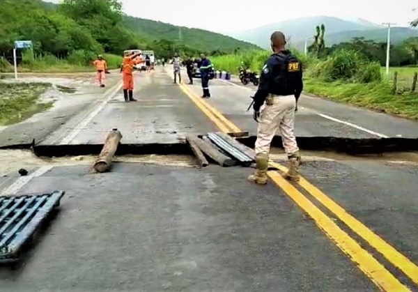 PRF atualiza dados sobre estradas interditadas na Bahia na manhã desta quarta