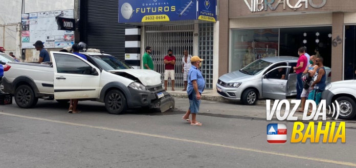 Carro invade loja após colisão no Centro de Santo Antônio de Jesus