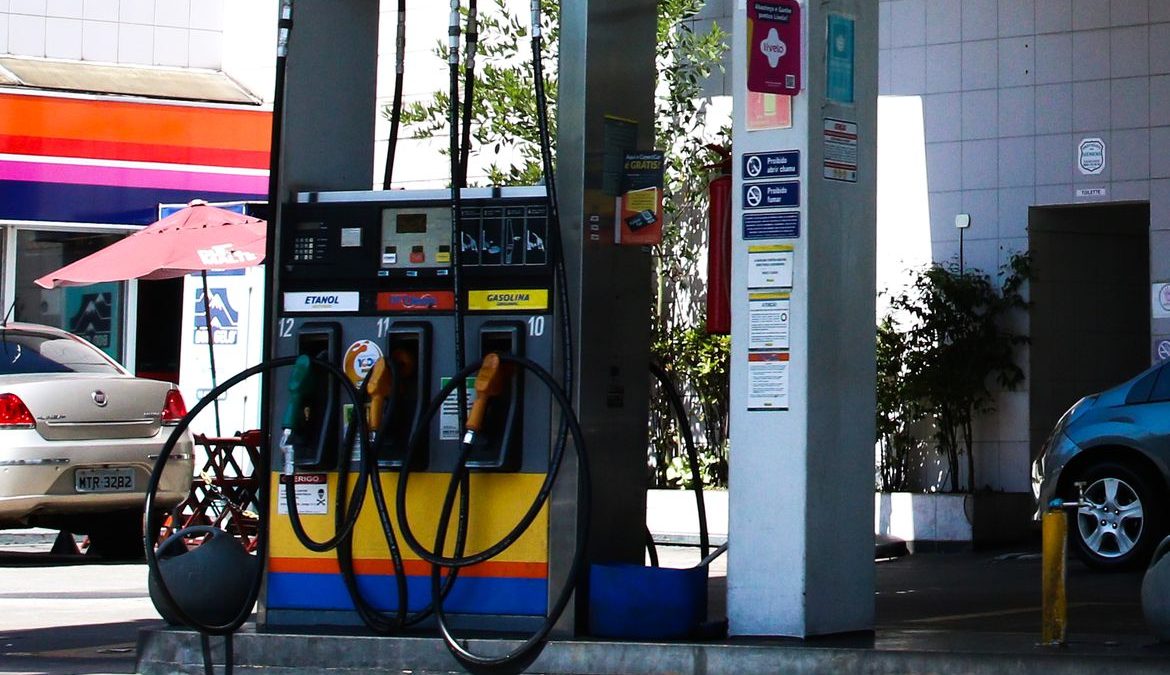 Preço da gasolina nos postos volta a subir após 15 semanas