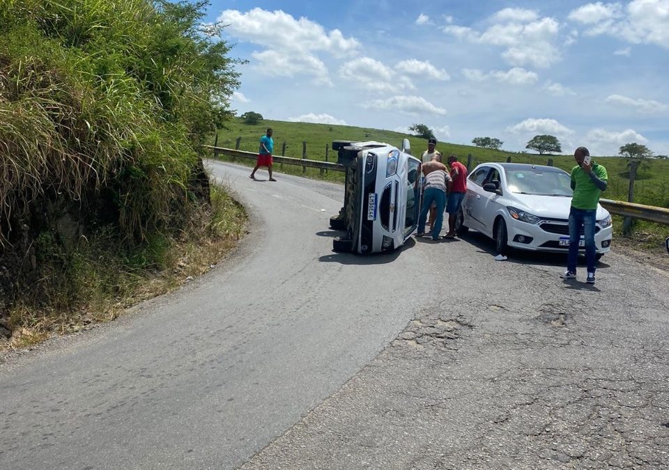 Veículo tomba na BA-502, entre Muritiba e São Félix