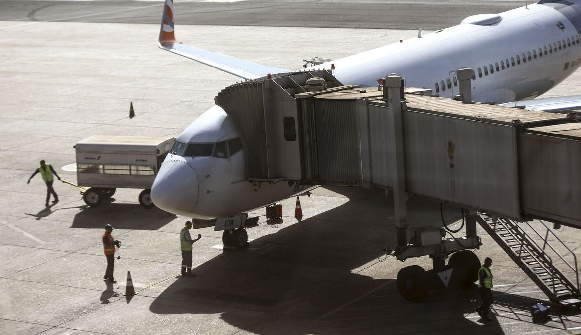 Pilotos decretam greve para segunda-feira e medida deve gerar atrasos em aeroportos