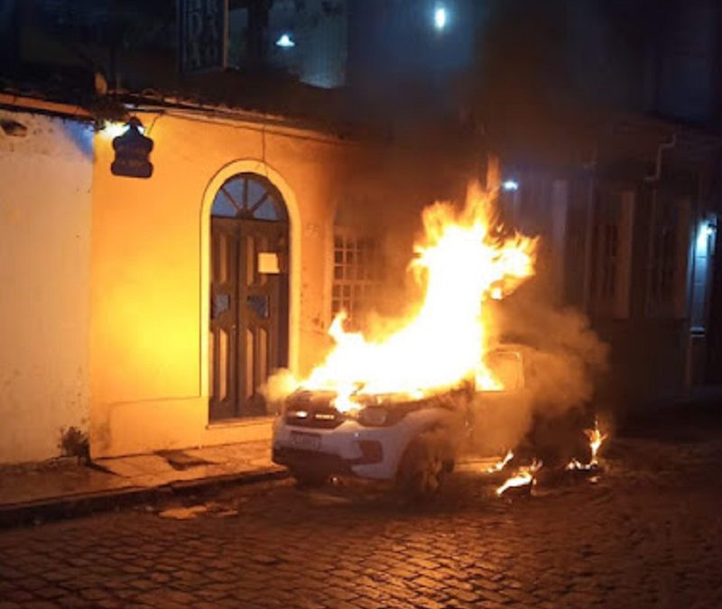 Cachoeira: carro é atingido por incêndio após ser estacionado em cima de fogueira