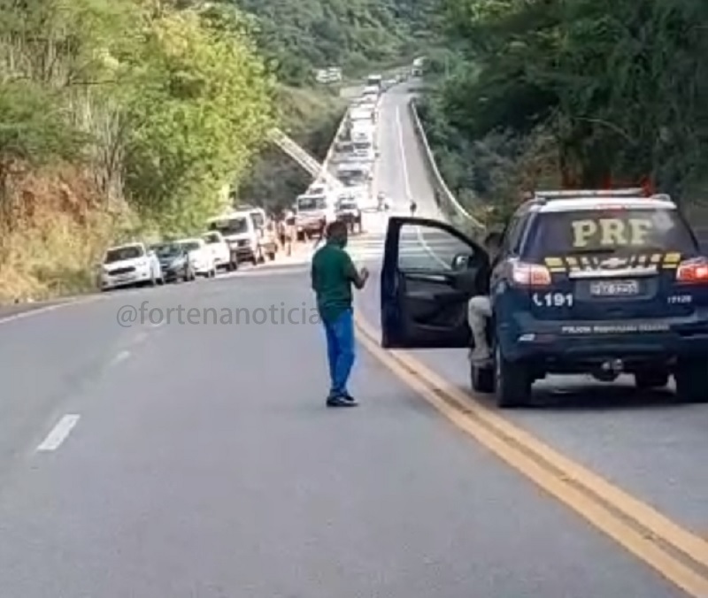Retirada de caminhão que caiu da Ponte de Pedra do Cavalo causa engarrafamento na BR-101,entre Gov. Mangabeira e Cachoeira 