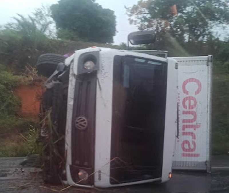 Caminhão baú tomba na BR-101, entre Governador Mangabeira e Muritiba