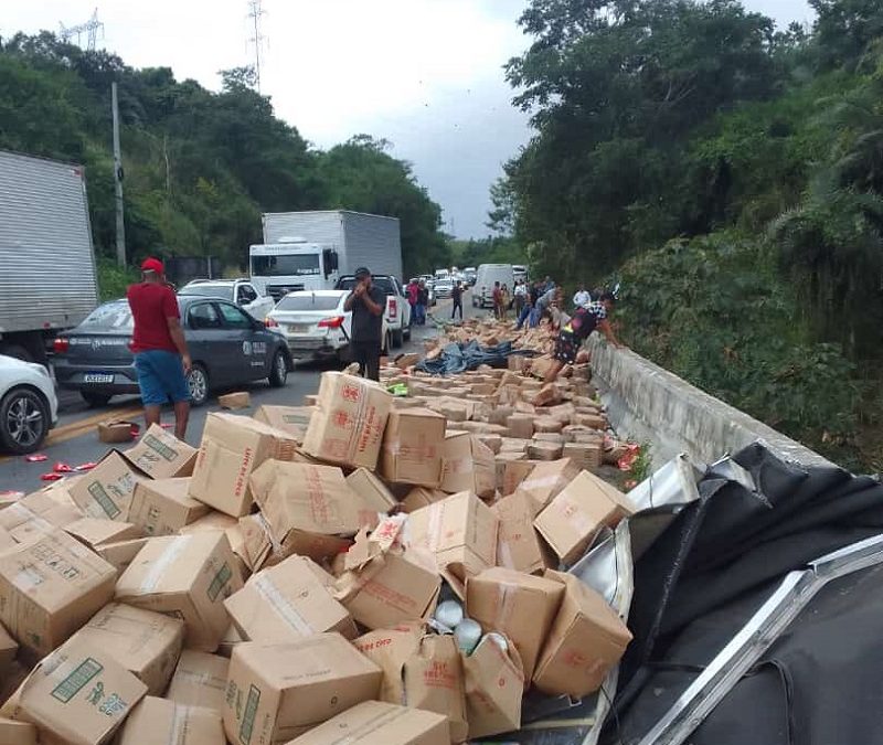 BR-101: carreta cai da Ponte de Pedra do Cavalo entre Gov. Mangabeira e Cachoeira