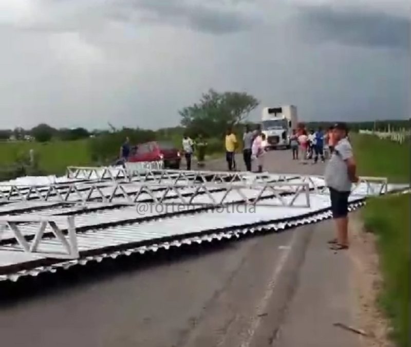 Vento derruba estrututura metálica de galpão e interrompe trânsito na BA-120, entre Castro Alves e Santa Terezinha