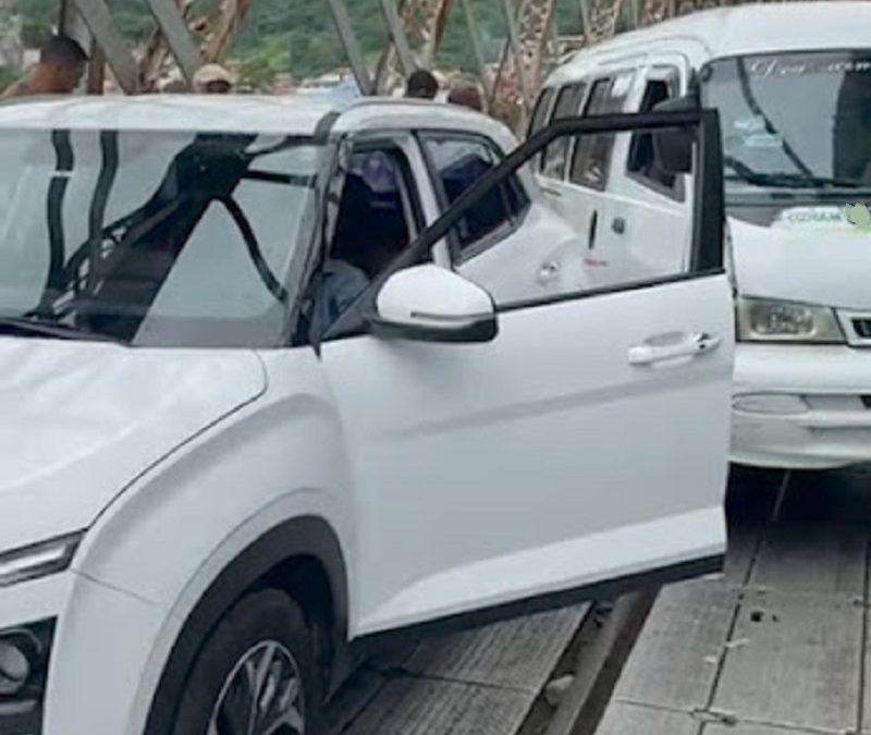 Van colide com carro na Ponte Dom Pedro II, entre Cachoeira e São Félix