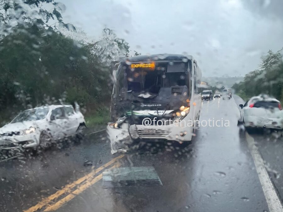 Cruz das Almas: micro-ônibus da Jauá colide na traseira de carreta na BR-101