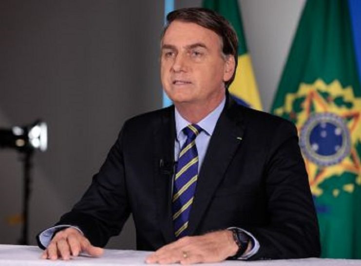 Bolsonaro volta a defender fim de isolamento e enaltece hidroxicloroquina