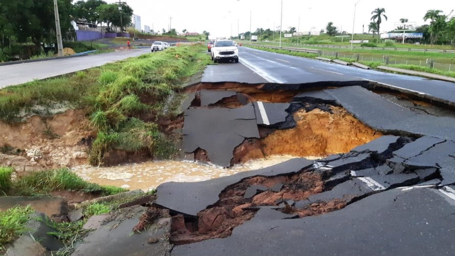 Chuva abre buraco em trecho da pista da BR-324 em Candeias; PRF interdita via