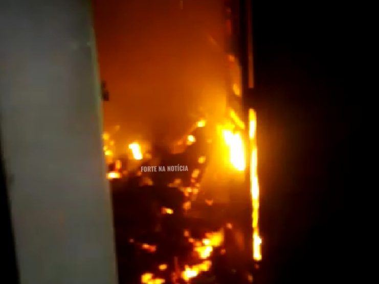 Incêndio atinge residência no bairro da Tabela, em Cruz das Almas