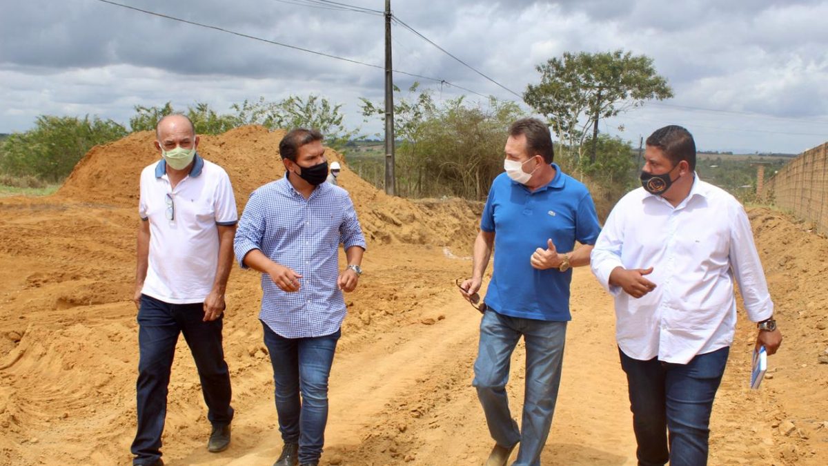 Prefeitura de Cruz das Almas acompanha obra de pavimentação asfáltica da estrada Toquinha à Pumba