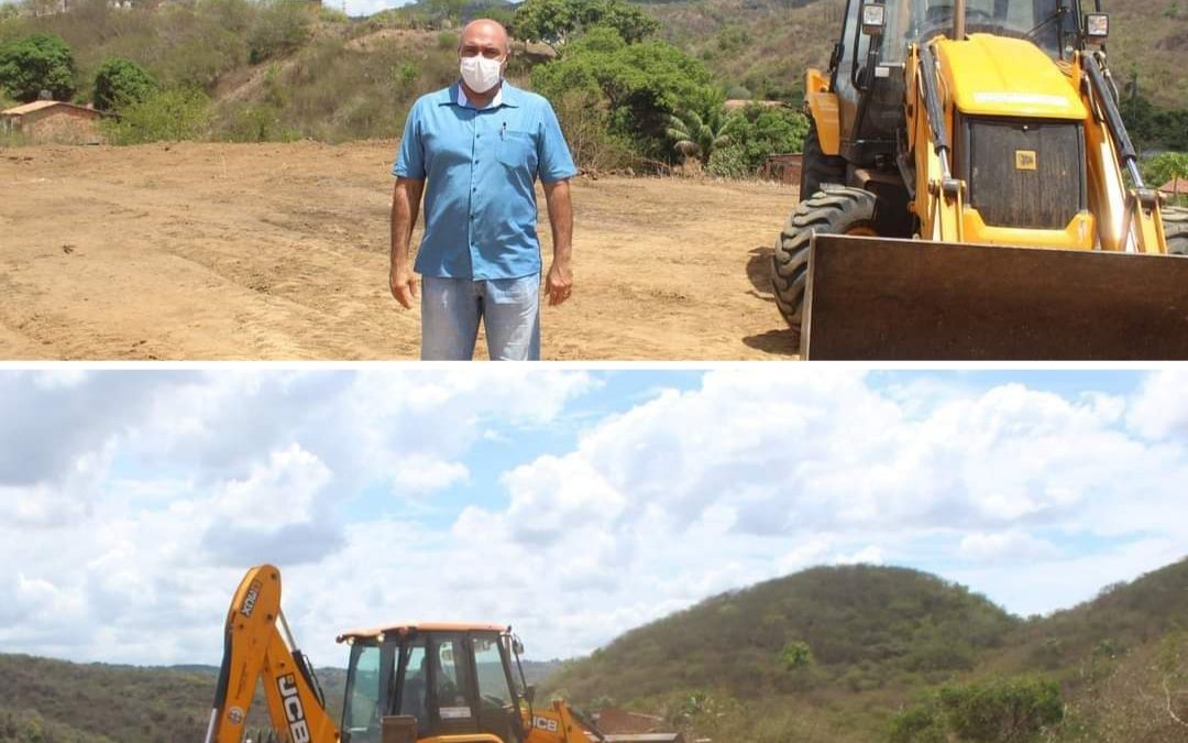 PREFEITO DE SÃO FÉLIX, ALEX ALELUIA, VISITA O BAIRRO 135 PARA ACOMPANHAR A TERRAPLANAGEM DA CONSTRUÇÃO DA NOVA UNIDADE DE SAÚDE “DONA VIVI”