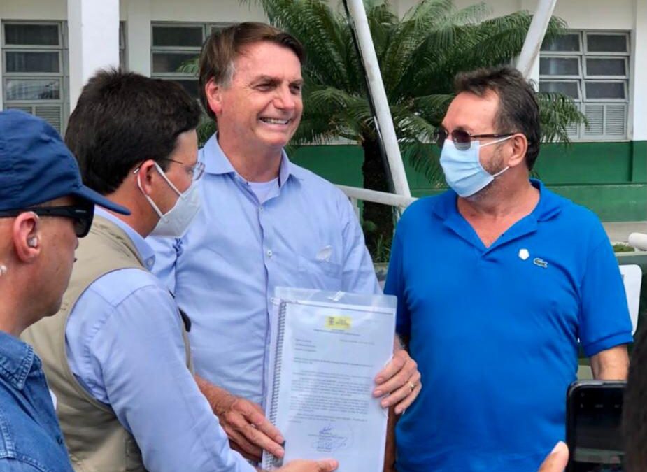 Prefeito de Cruz das Almas entrega cópia do projeto da nova Avenida Crisógno Fernandes ao presidente da República