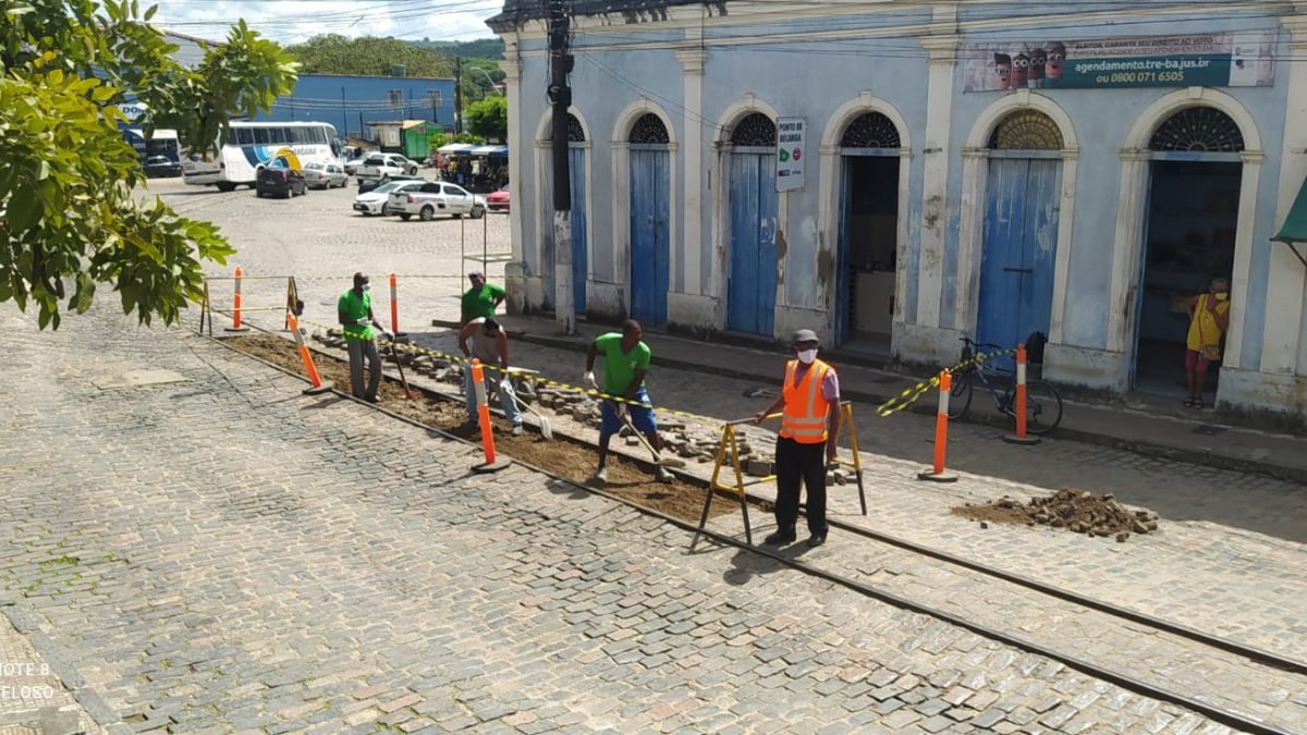 SÃO FÉLIX: Prefeitura realiza trabalho de nivelamento do calçamento junto a linha do trem