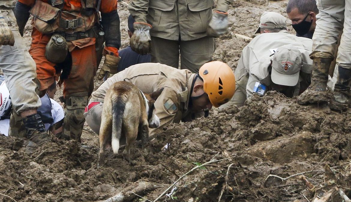 Mortes pela chuva em Petrópolis chegam a 120