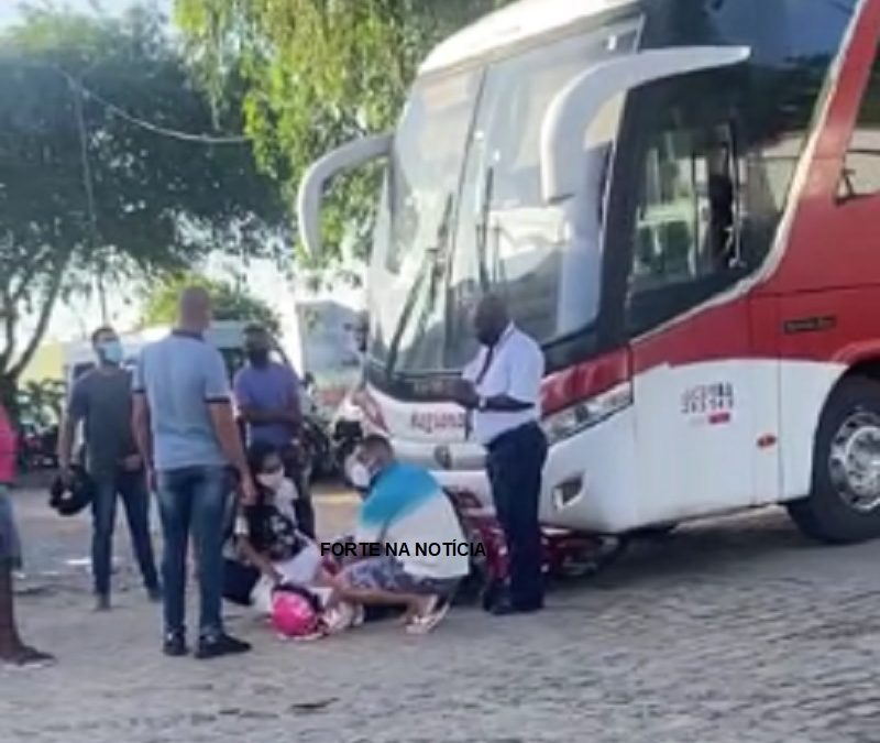 Mulher fica ferida após colisão entre ônibus e moto em Cruz das Almas