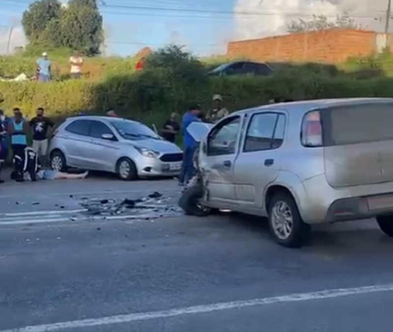 Sapeaçu: pelo menos, uma pessoa fica ferida em acidente envolvendo dois veículos na BR-101