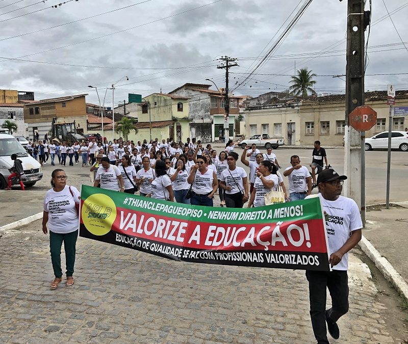 Professores de Castro Alves fazem apitaço e cobram pagamento do piso salarial