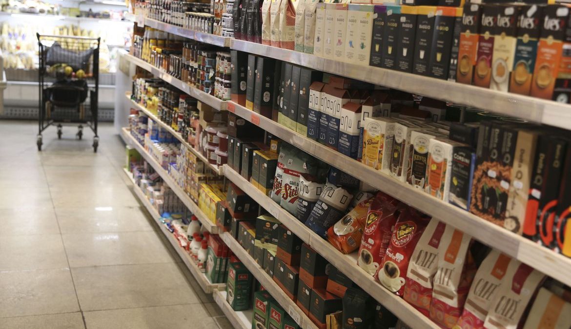 Novas regras para rótulos de alimentos valem a partir deste domingo