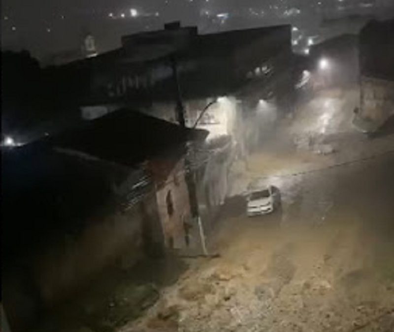 Chuva torrencial provoca alagamentos de ruas e invade casas em São Félix