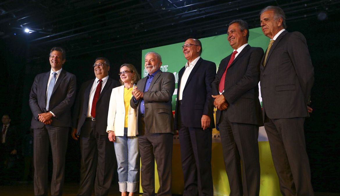 Lula anuncia cinco ministros do futuro governo