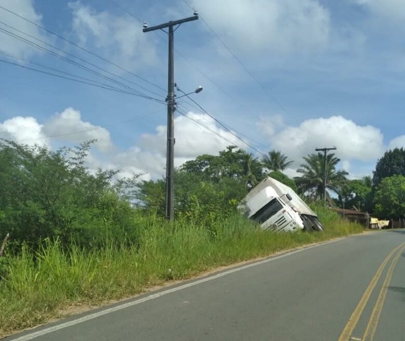 Cachoeira: caminhão baú tomba na Lagoa Encantada