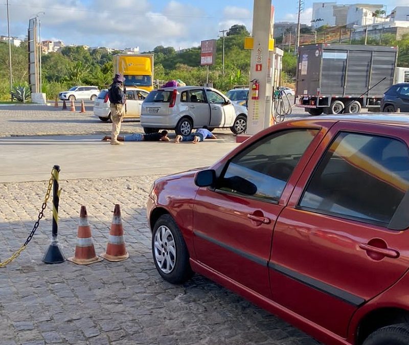 SAJ: após tentar fugir de blitz da PRF, homem se envolve em acidente em posto de combustíveis