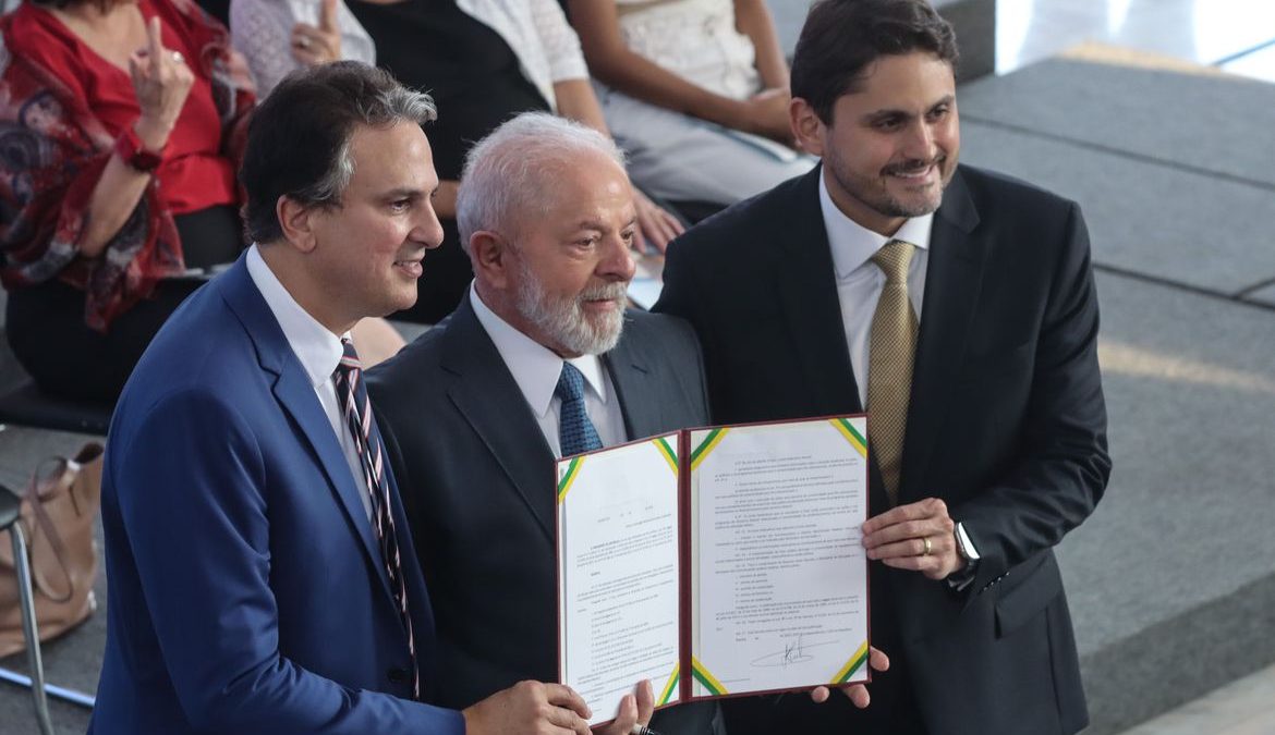 Estudantes do ensino médio terão bolsa para permanecer na escola