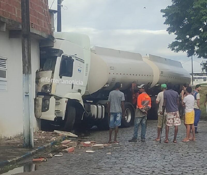 Motorista de carreta-tanque perde controle e invade residência às margens da BR-101, em Governador Mangabeira