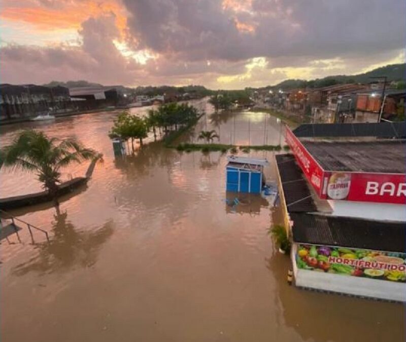 Moradores amanhecem ilhados após enchente em Nazaré